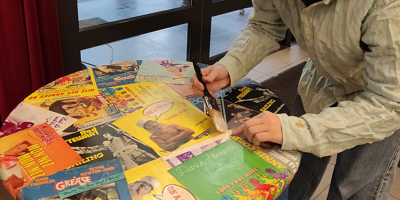 Customisation des tables du Centre culturel